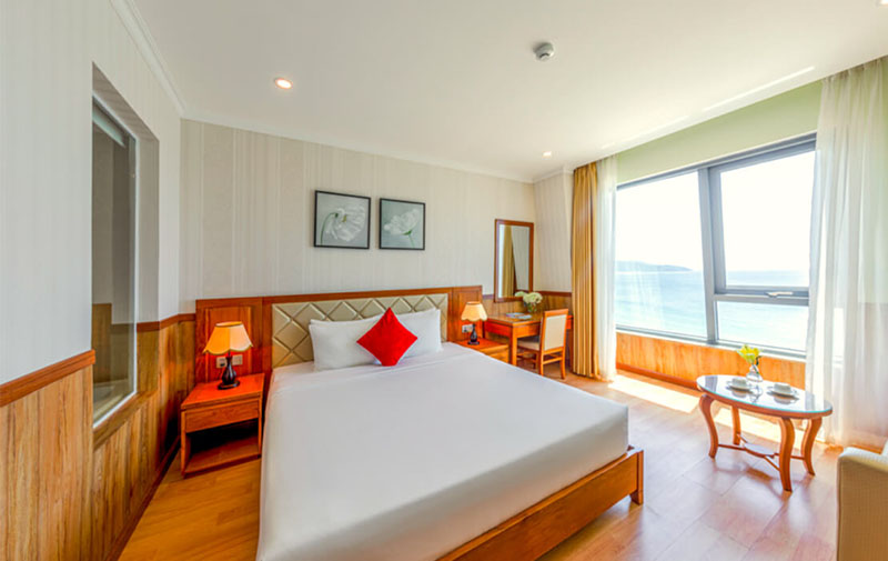 Chỉ cần thức giấc, bạn đã có thể nhìn thấy  biển cả ngày từ phòng Premium Ocean View