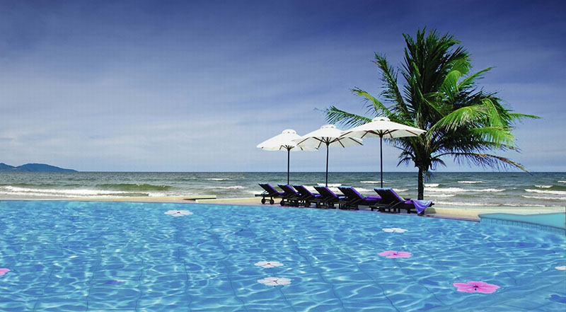 Hồ bơi sát biển của resort Sandy Beach