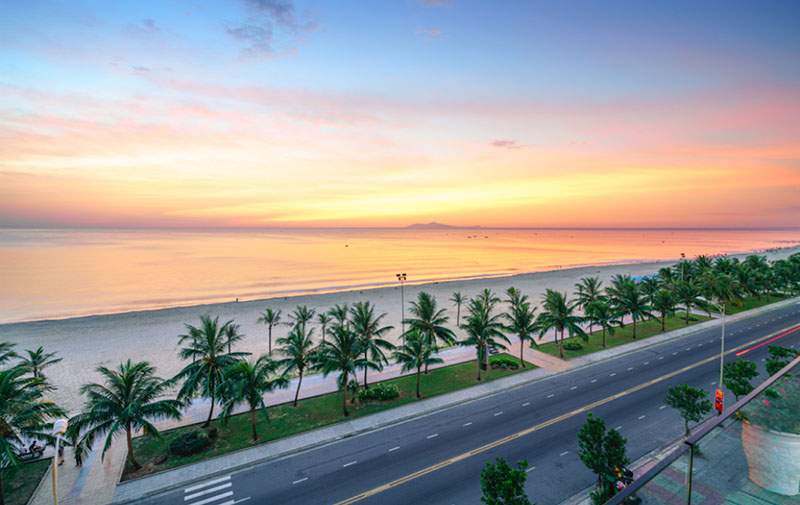 Góc ngắm hoàng hôn trên biển Mỹ Khê  từ phòng một phần biển của khách sạn Serene Beach Hotel