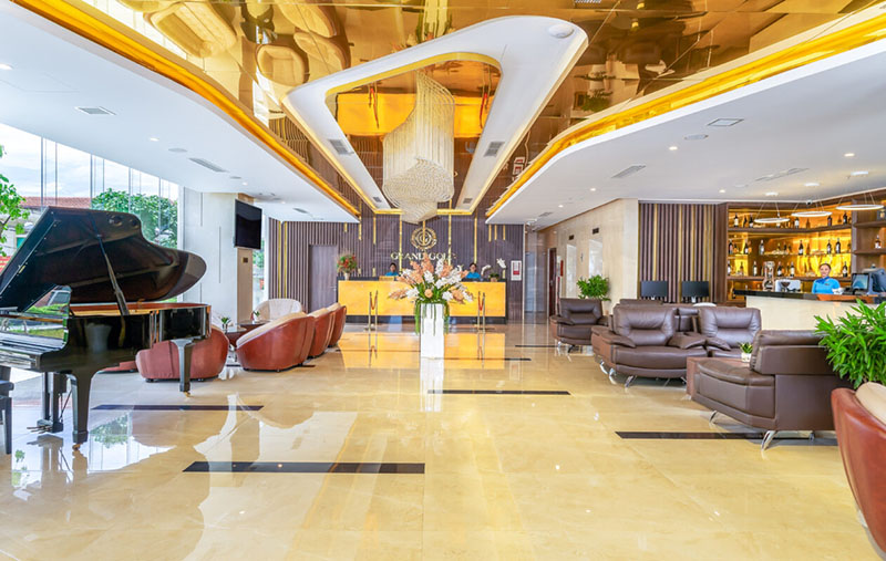 Review khách sạn Đà Nẵng gần biển Grand Gold Hotel & Spa có lobby khang trang, bày trí hợp lý, gọn gàng