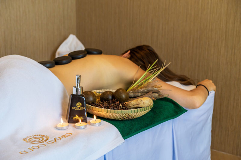 Du khách thư giãn hết mình trong khu vực Spa của khách sạn