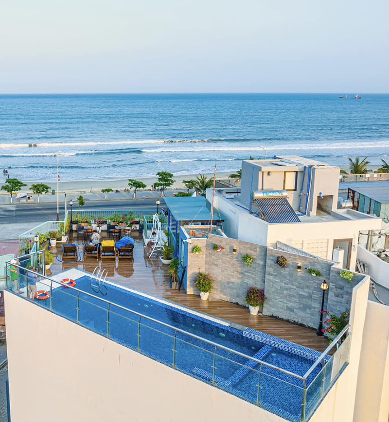 Cani Beach House nằm ngay bên biển nên bạn có thể ngồi trên sân thượng ngắm biển và đón gió biển