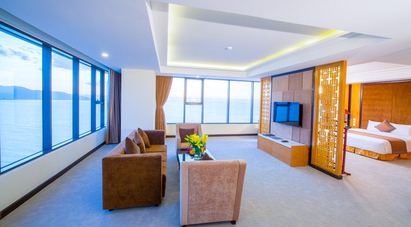 Phòng Grand Suite view biển 180 độ nên dù đứng ở góc nào, du khách cũng có thể ngắm biển Mỹ Khê