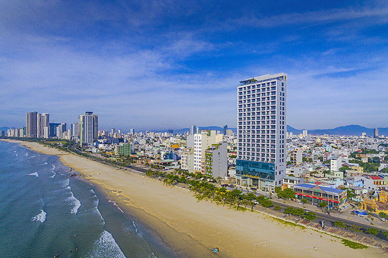 Khách sạn Le Sands Oceanfront Danang Hotel có vị trí đắc địa ngay bên bãi biển Mân Thái, Sơn Trà