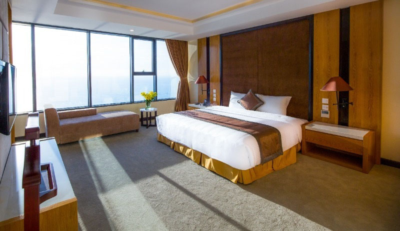 Thức giấc trong căn phòng Grand Suite ngập nắng và sắc xanh của biển ngay tầm mắt là trải nghiệm tuyệt vời cho du khách