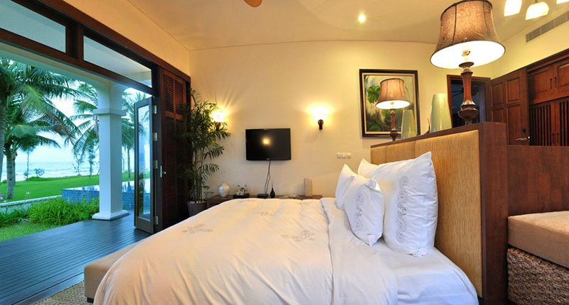 Một phòng nghỉ bên trong biệt thự hướng biển thuộc khu resort mang đến cho du khách góc nhìn toàn cảnh biển