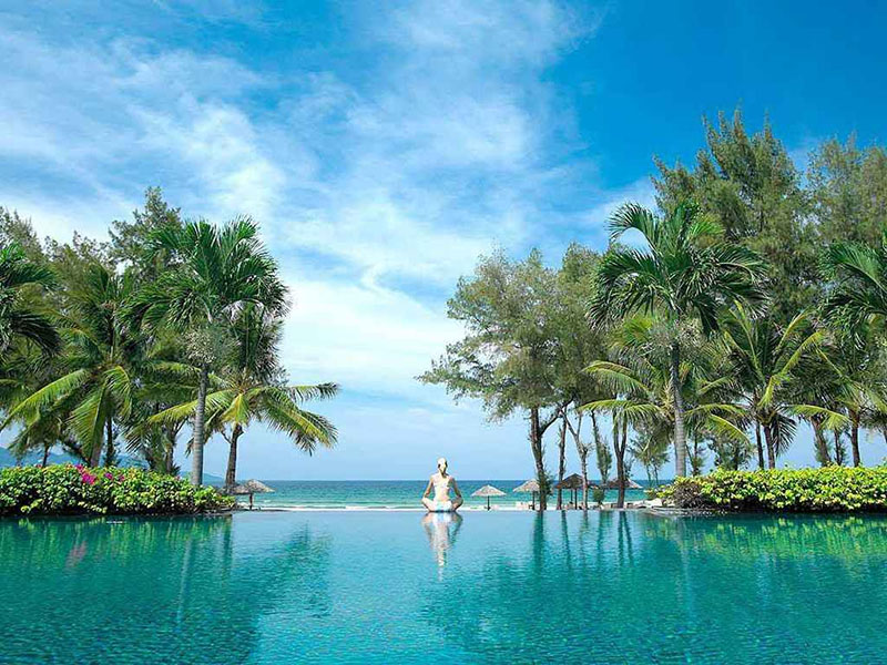 Hồ bơi Ocean của resort hướng thẳng ra bãi biển