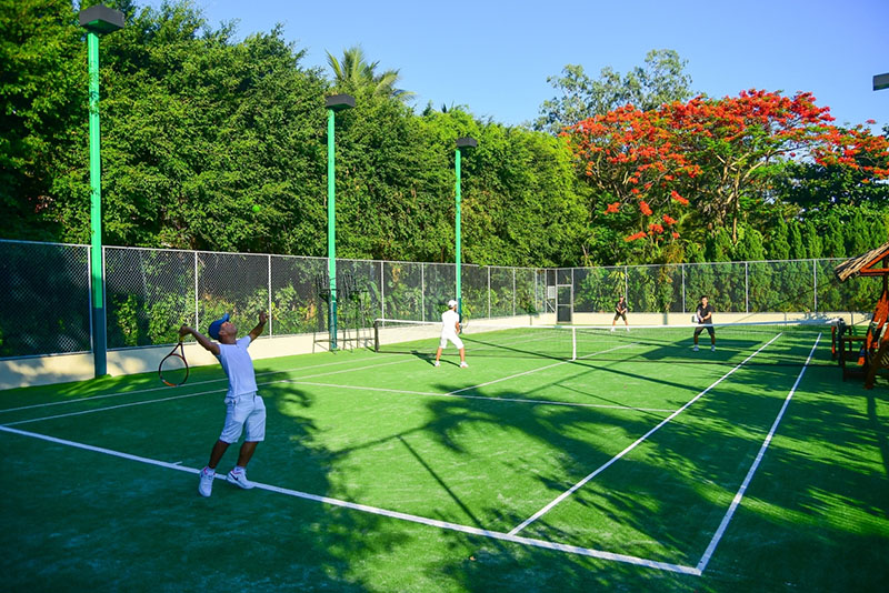 Sân chơi Tennis được bao bọc bởi những hàng cây xanh mướt