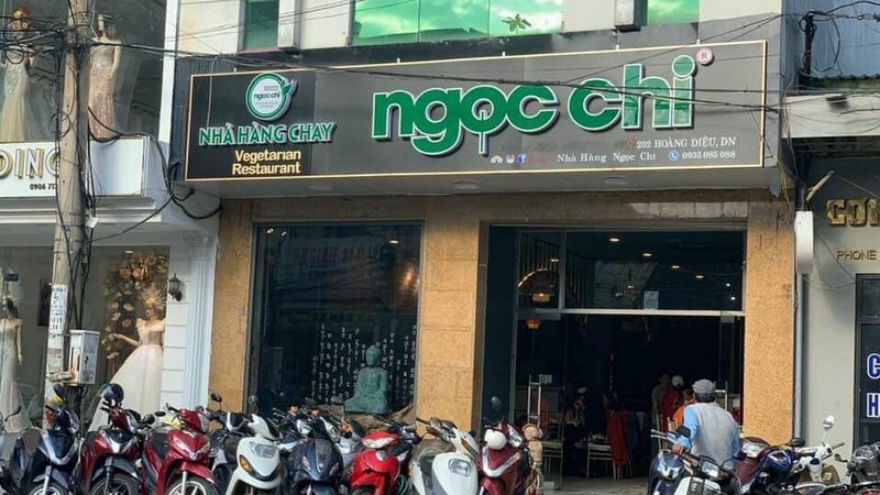 Nhà hàng chay Ngọc Chi nằm ngay trên cung đường Hoàng Diệu gần với cầu Rồng