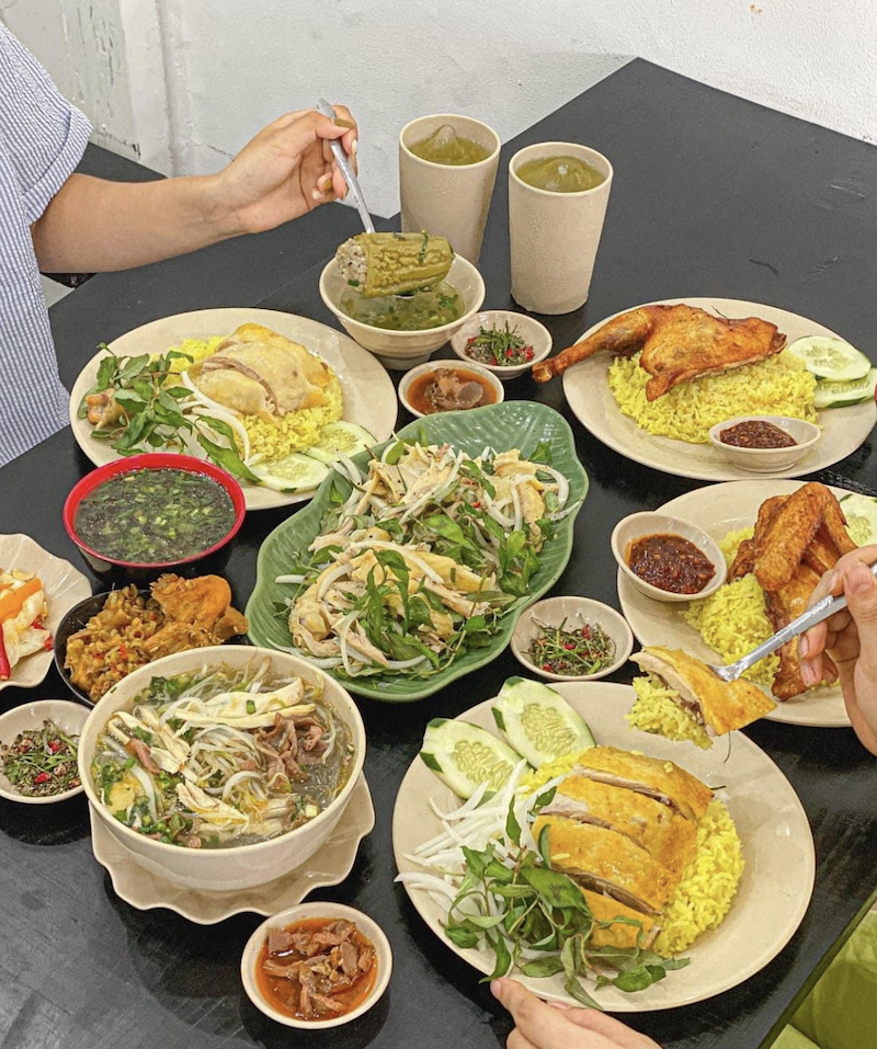 Menu phong phú, trình bày đẹp mặt, suất ăn đầy đặn là những điểm cộng khiến thực khách lựa chọn cơm gà Gia Trần