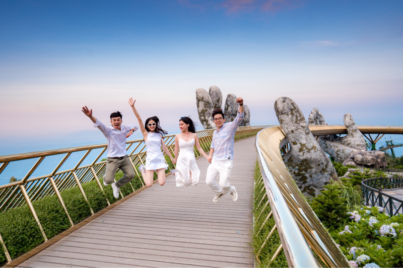 Nếu đi Ba Na Hills 2 ngày 1 đêm, du khách nên ở qua đêm để có cơ hội check-in bình minh tại Cầu Vàng