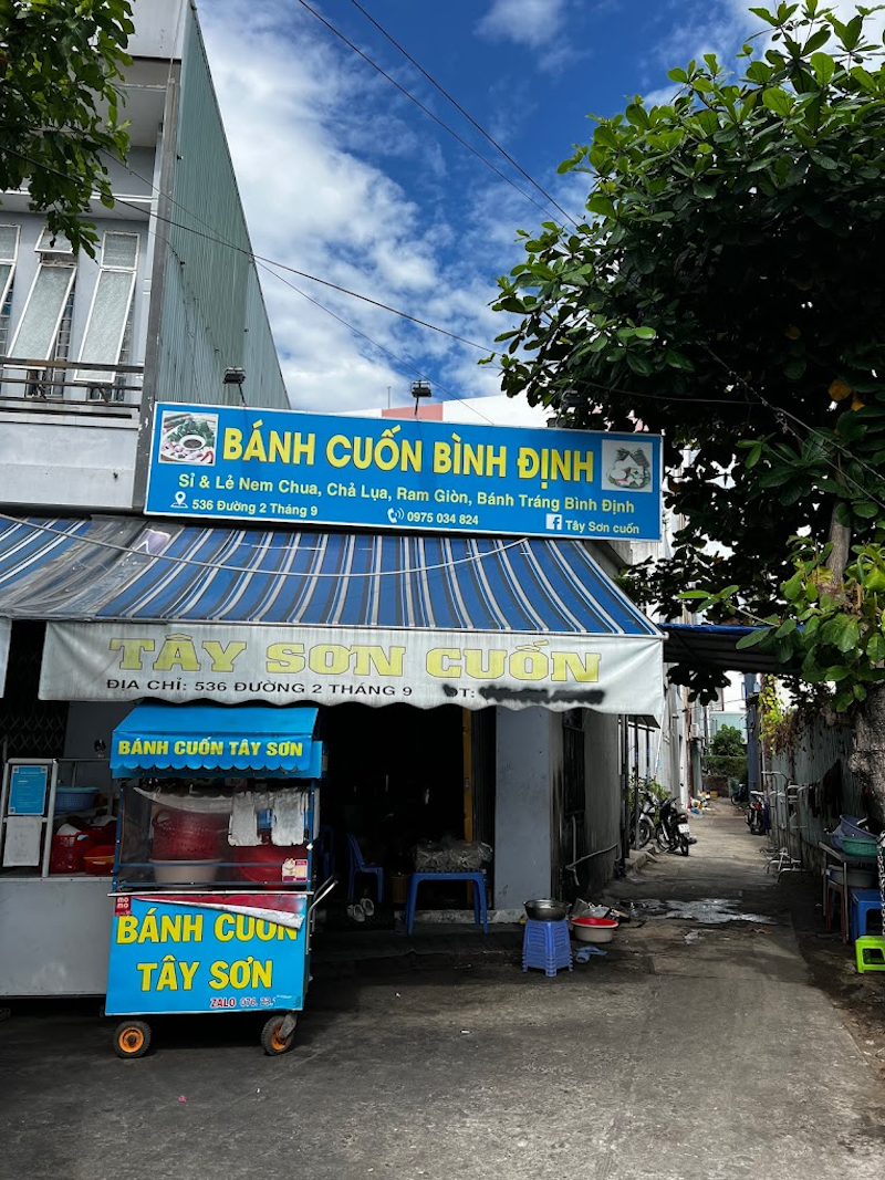 Không gian dân dã bên ngoài quán