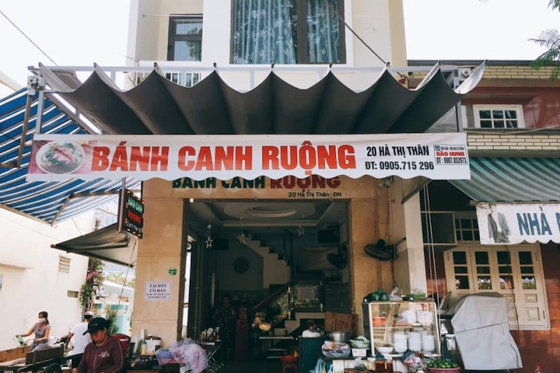 Không gian quán bánh canh Ruộng nhìn từ bên ngoài