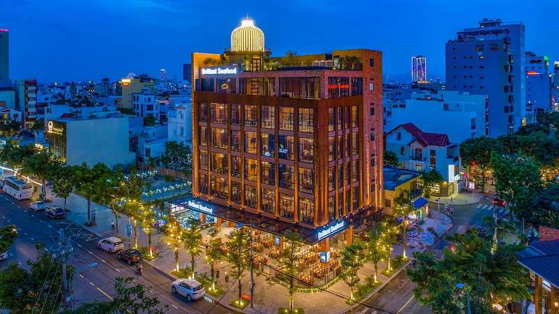 Brilliant Seafood Restaurant với 6 tầng tọa lạc tại vị trí trung tâm thành phố Đà Nẵng