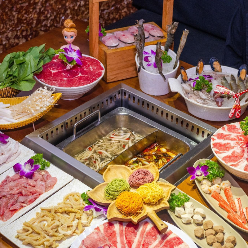 Buffet lẩu tại nhà hàng có nhiều loại lẩu đa dạng, phong phú