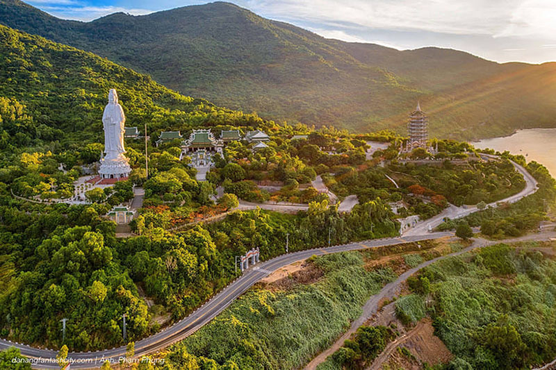 Chùa Linh Ứng Bãi Bụt tọa lạc tại một vị trí đắc địa:lưng tựa núi, mặt hướng biển