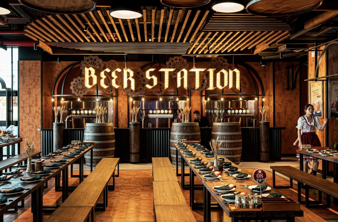 Khu vực Beer Station bên trong nhà hàng Bà Nà 1901