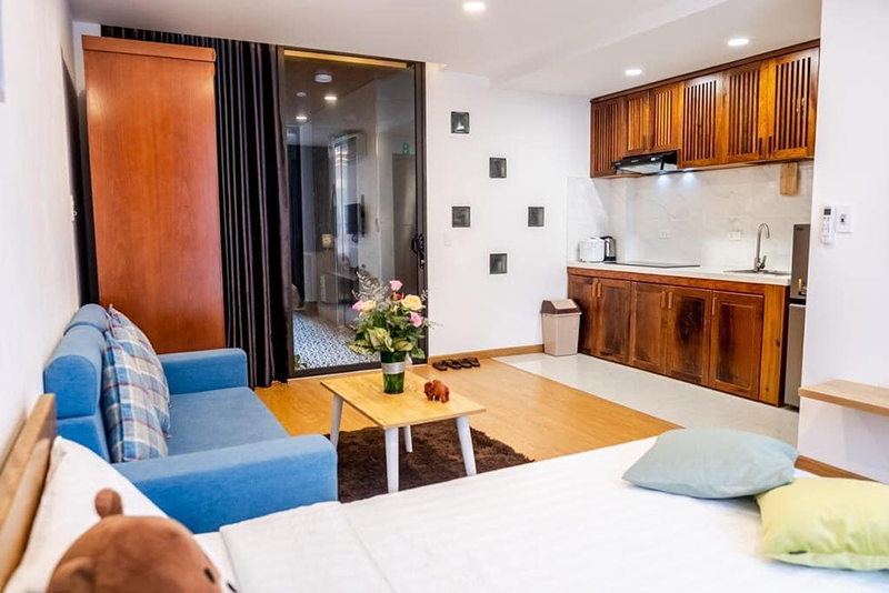 Căn hộ Deluxe của Carol Homestay Đà Nẵng có bố trí không gian bếp với đầy đủ tiện nghi (Nguồn: Carol Homestay)