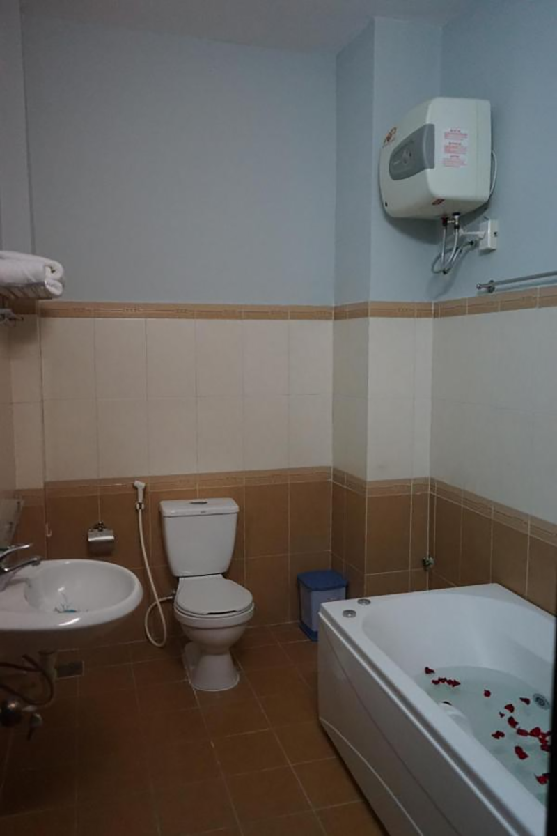 Toilet tại Hana Homestay có bồn tắm nằm, không gian sạch sẽ, đầy đủ tiện nghi cho du khách như máy nước nóng, dụng cụ vệ sinh cá nhân (Nguồn: Booking.com)