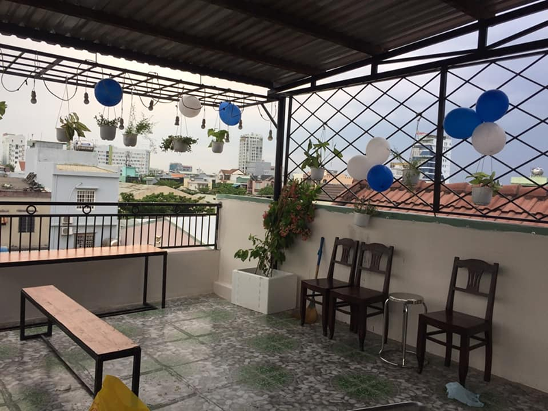 Không gian để ăn uống và tổ chức các bữa tiệc BBQ tại Homestay Xì Trum (Nguồn: booking.com)