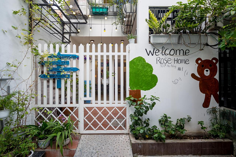 Đến với Rose Garden Homestay Da Nang 2, bạn sẽ nhìn thấy được nét dễ thương, đáng yêu ngay từ đầu tiên  ( Nguồn: mia.vn)