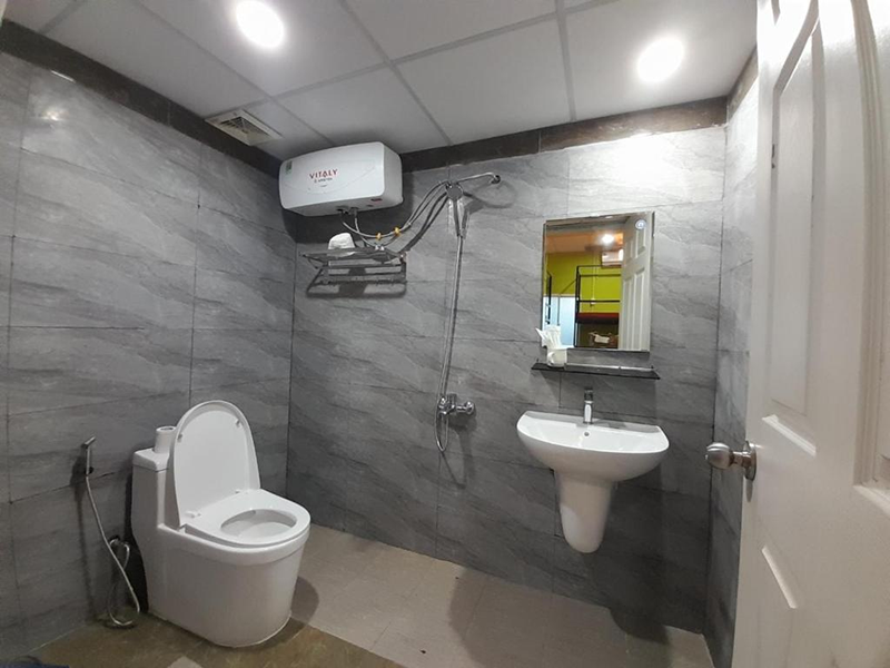 Toilet đơn giản nhưng sạch sẽ và đầy đủ tiện nghi (booking.com)