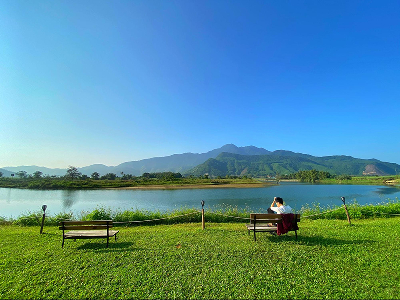 Dòng sông thơ bên cạnh Yên Retreat là nơi được nhiều bạn trẻ check-in sống ảo mỗi khi tới đây