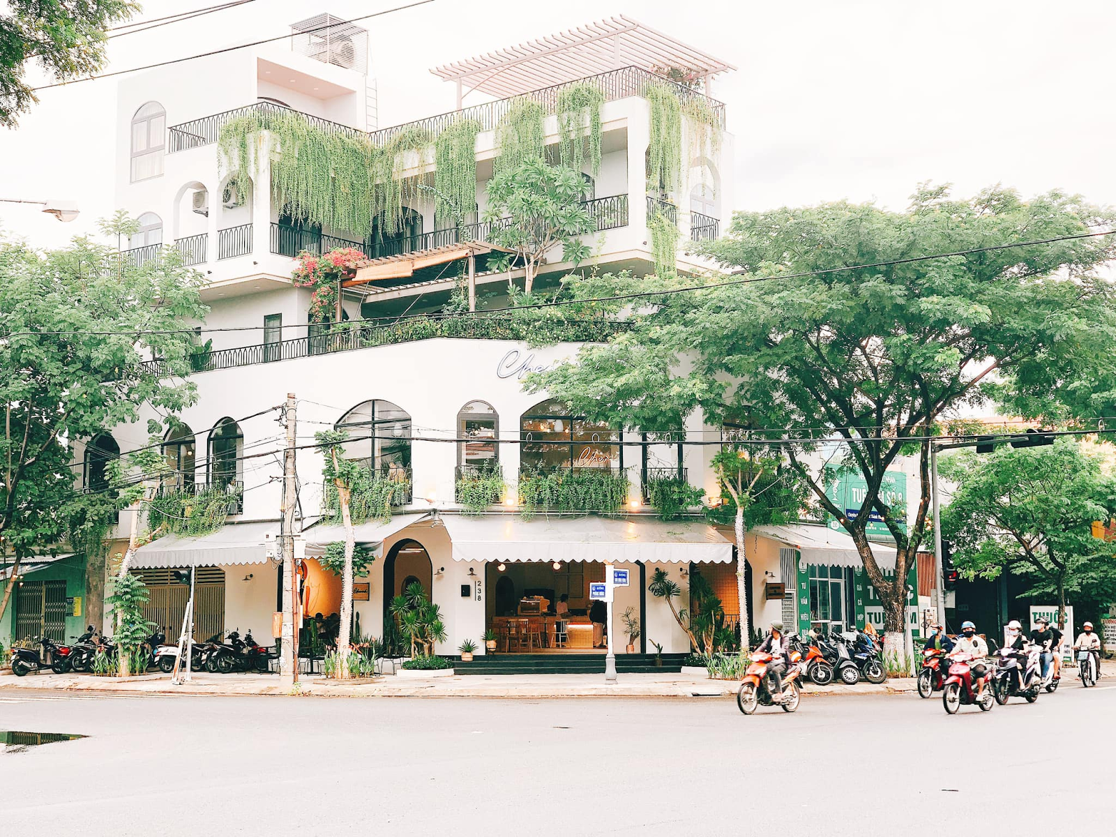 Quán nằm ngay đường lớn với không gian rộng lớn và nằm trên trục đường chính của đường Kinh Dương Vương, con đường tấp nập nhất quận Liên Chiểu (Nguồn: Cherish coffee & desserts)