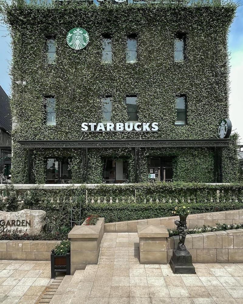 Diện mạo xanh mướt độc đáo của Starbucks Làng Pháp