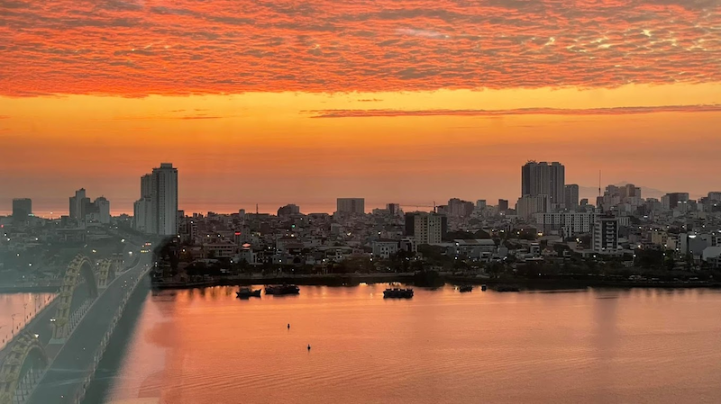 Khung cảnh Cầu Rồng, sông Hàn tuyệt đẹp trong buổi hoàng hôn từ góc nhìn của Top View Bar