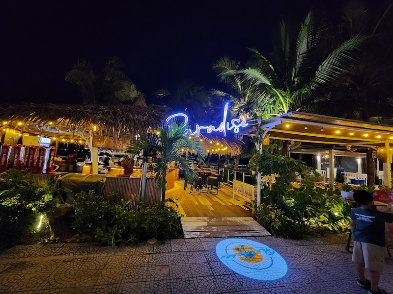 Paradise Beach Da Nang rực rỡ ánh đèn về đêm