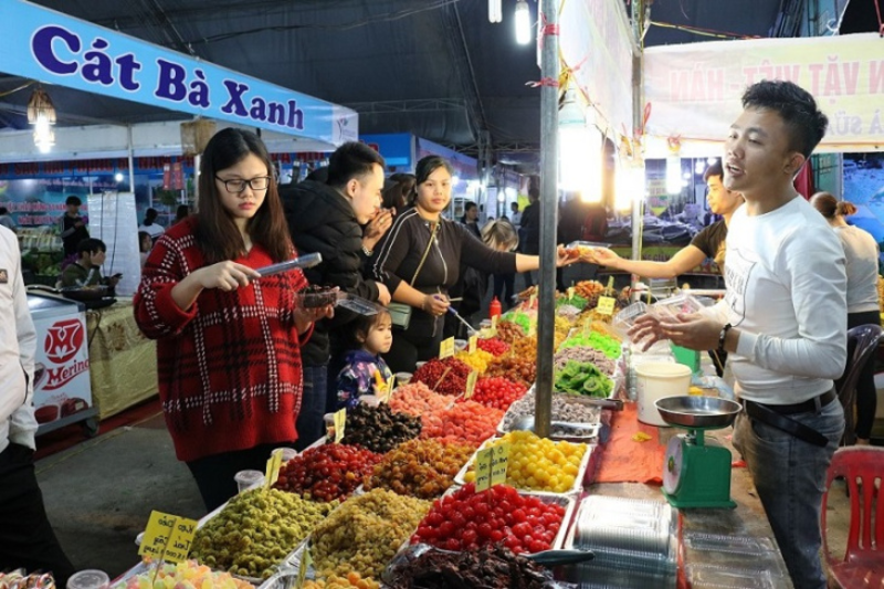 Các hàng quán ăn vặt được nhiều du khách trẻ quan tâm (Nguồn: Along Walker)