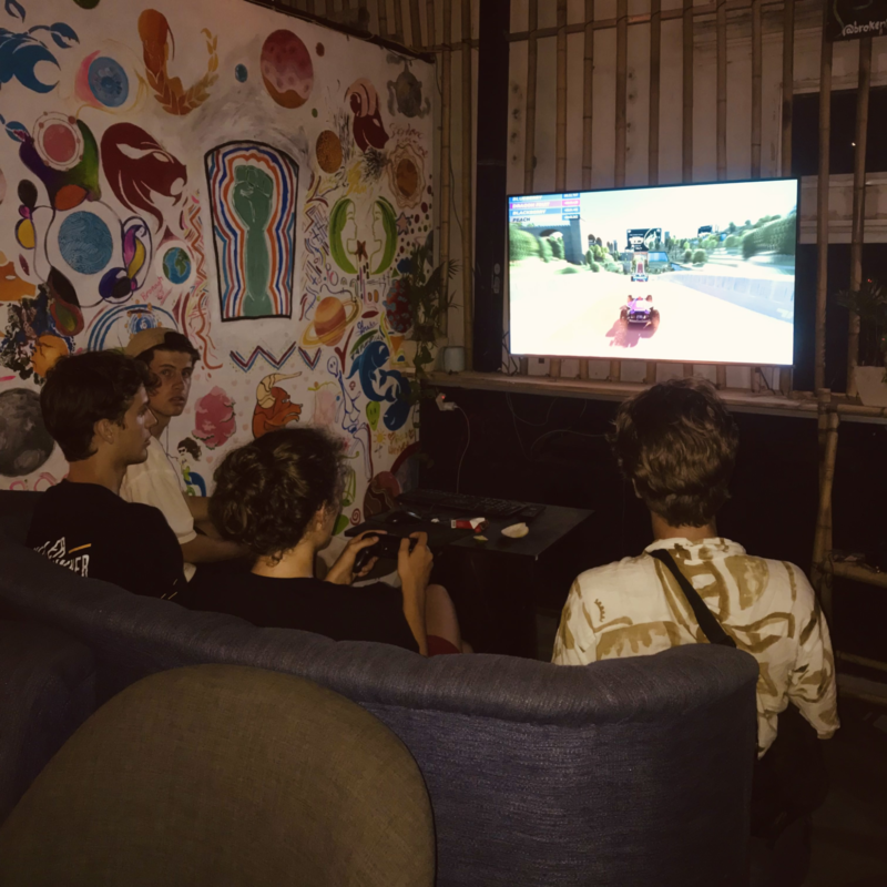 Quán bar có không gian riêng để khách hàng cùng nhau chơi game playstation (Nguồn: The Hang Out Bar)