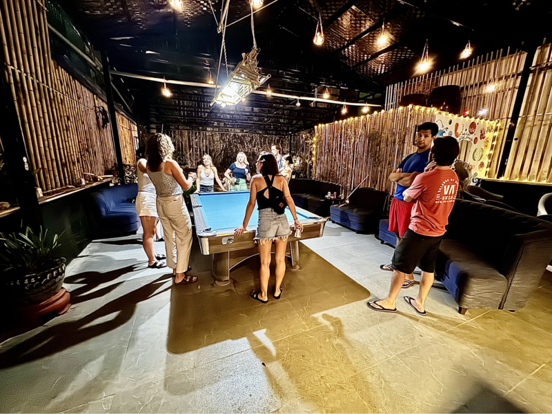 Nội thất của The Hang Out Bar sử dụng chủ yếu vật liệu gỗ, tre, nứa tạo cảm giác ấm áp và gần gũi với thiên nhiên (Nguồn: Se Ven)