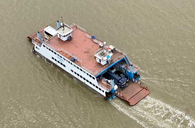 Du khách nên hạn chế lên boong tàu vào những ngày nắng nóng (Nguồn: Tour Du lịch miền Bắc)