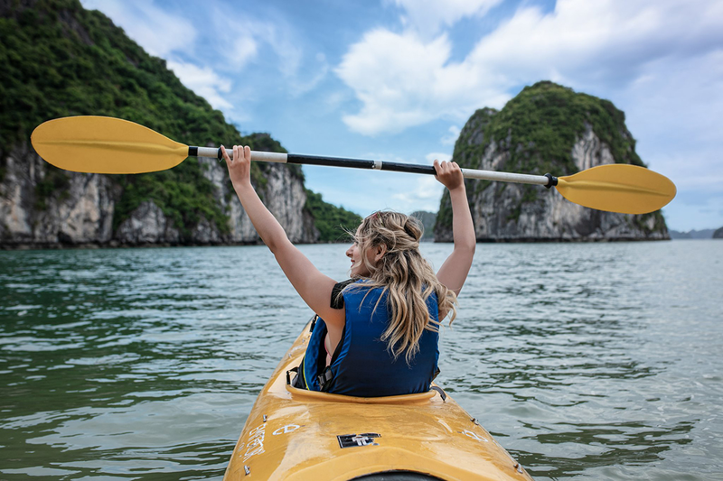 Du khách chèo thuyền Kayak quanh vịnh Lan Hạ