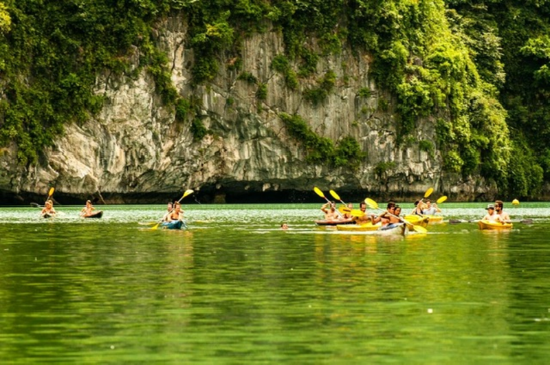 Hang Sáng Tối thuộc dạng hang nền karst ngập nước nên chỉ có thể tham quan bằng thuyền có kích cỡ nhỏ