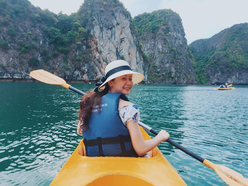 Du khách tỏ vẻ phấn khích khi tham gia hoạt động kayaking