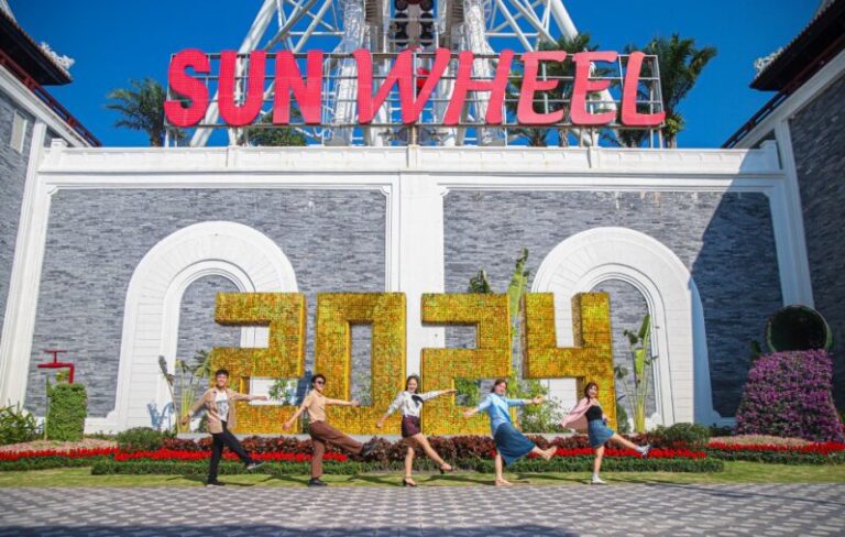 Du khách check in tại Sun Wheel