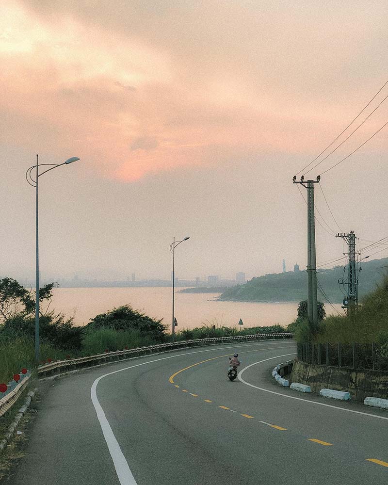 Cung đường Hoàng Sa ôm bờ biển là lựa chọn yêu thích của nhiều người khi đến Đỉnh Bàn Cờ