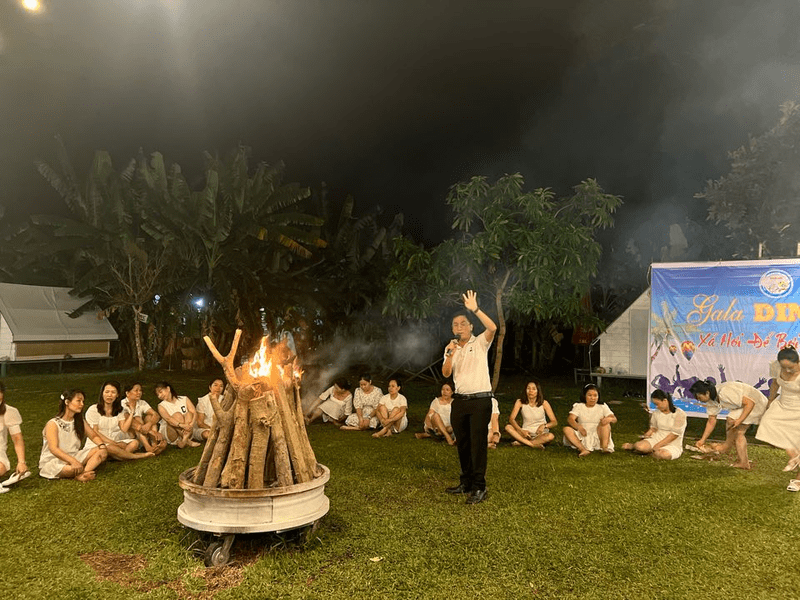 Mọi người quây quần bên ánh lửa và thưởng thức các tiết mục văn nghệ tại khu du lịch sinh thái Làng Mê Hòa Bắc