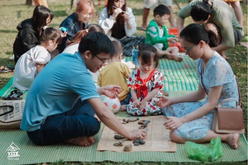 Ba mẹ cùng bé tham gia trò chơi ô ăn quan