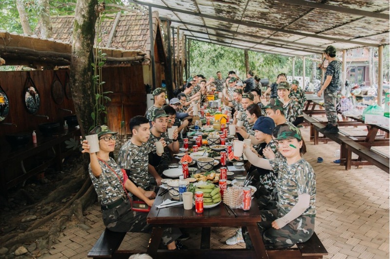 Thưởng thức bữa trưa đầy đủ dinh dưỡng tại làng Toom Sara sau một ngày tham gia nhiều trò chơi vận động tập thể