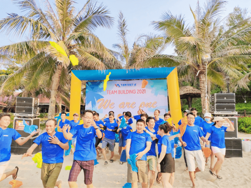 Du khách hào hứng với các trò teambuilding trên biển Tiên Sa