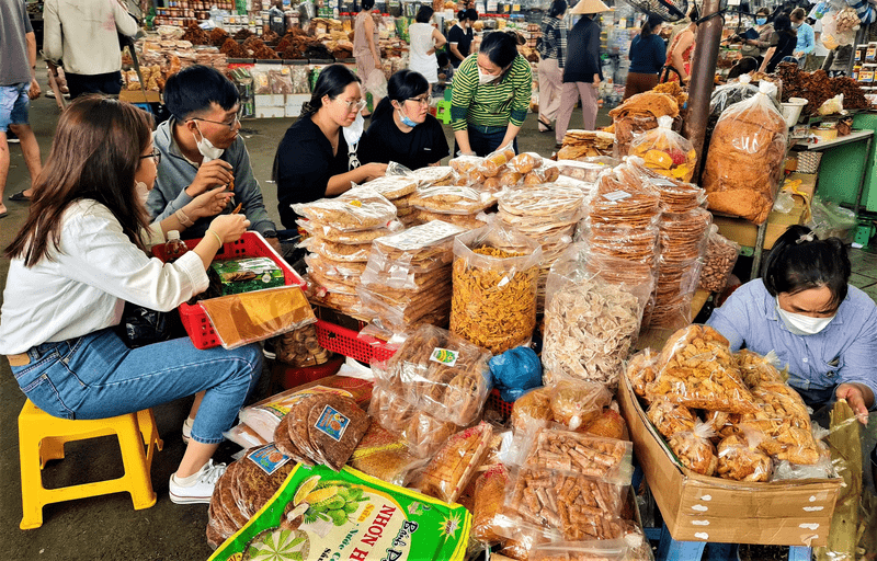 nhiều loại bánh kẹo đặc sản như bánh dừa nướng, bánh khô mè, kẹo đậu phộng