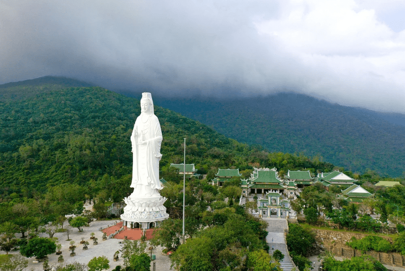 Chùa Linh Ứng Bãi Bụt có tượng Quan Thế Âm Bồ tát khổng lồ cao tới 67m