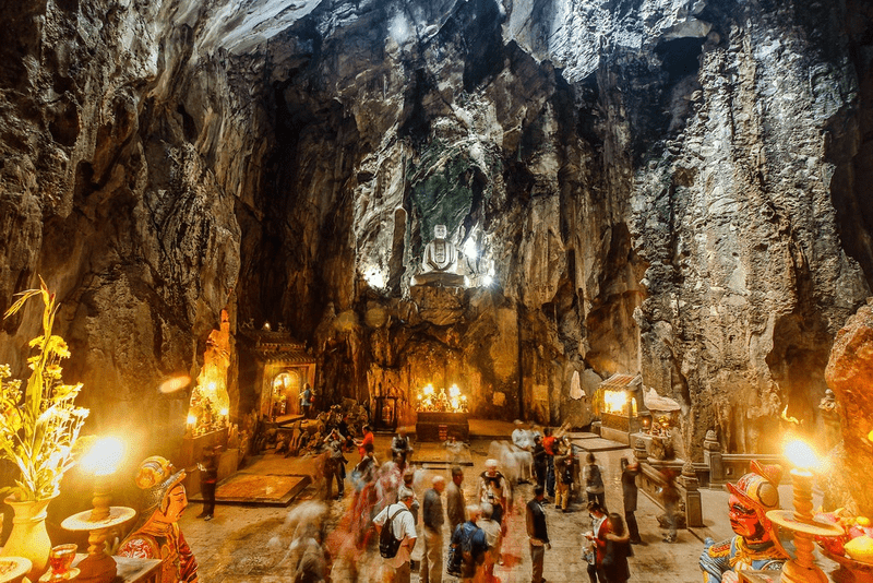 Không gian linh thiêng và huyền ảo bên trong động Huyền Không trên ngọn Thủy Sơn, Ngũ Hành Sơn