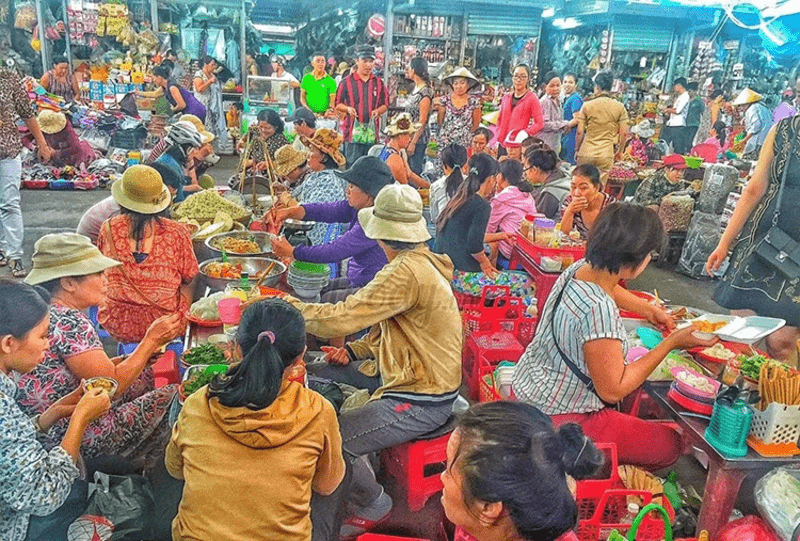 bên trong chợ Cồn