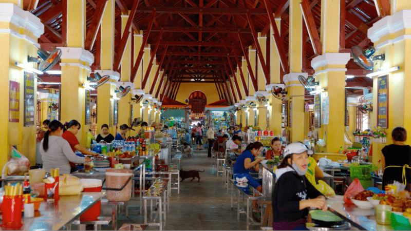 Không gian ăn uống sạch sẽ và thoáng đãng bên trong chợ Hội An