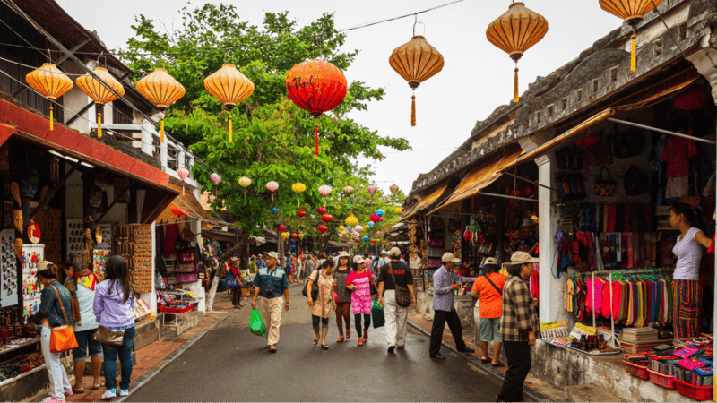 Khu bán hàng ngoài trời sặc sỡ sắc màu của chợ Hội An